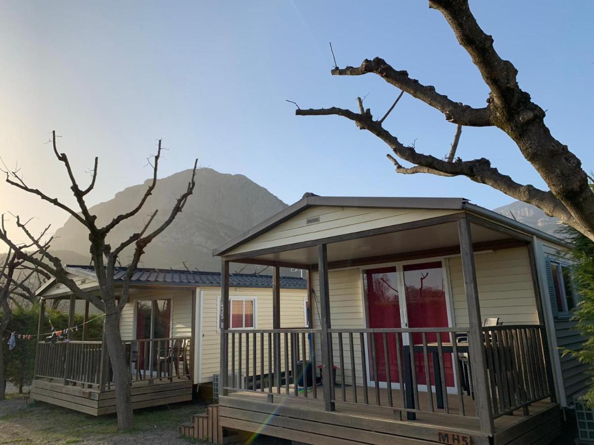 Camping Oliana מראה חיצוני תמונה